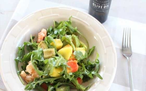   مصر اليوم - سلطة الجمبري المشوي بالأفوكادو