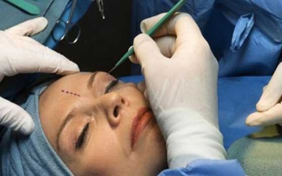   مصر اليوم - طبيب تجميل تركي يعلق فتوى تبيح عملياته