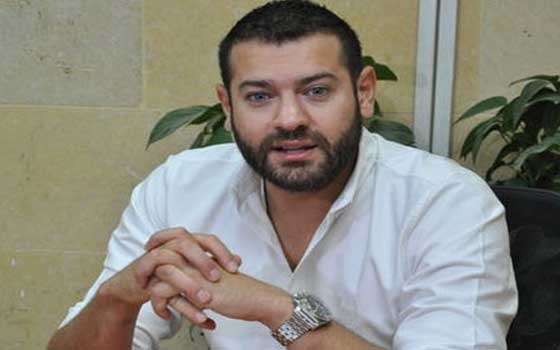   مصر اليوم - عمرو يوسف ينشر سيلفي له مع عدوه اللدود طارق لطفي