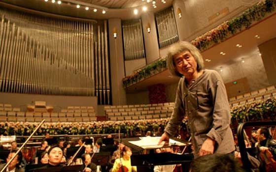   مصر اليوم - عودة قائد الاوركسترا الياباني سيغي اوزاوا إلى الأكاديمية التي أسسها