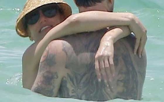   مصر اليوم - كاميرون دياز تستمتع بوقتها على الشاطئ مع حبيبها