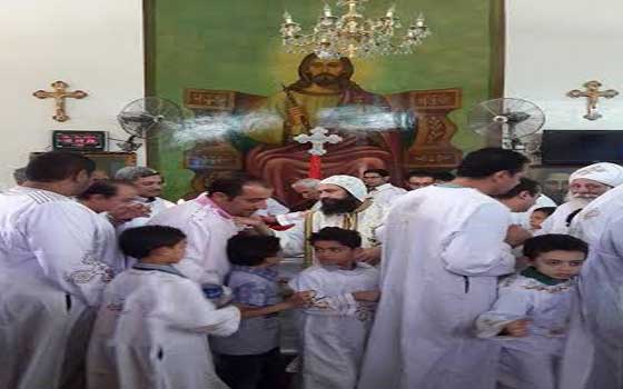   مصر اليوم - مئات المسيحيين يحتفلون بعيد الرُّسل في كنائس السِّويس