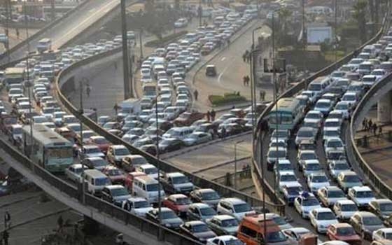 مصر اليوم - اصطدام سيارتين أعلى كوبري أكتوبر وداخل نفق الأزهر