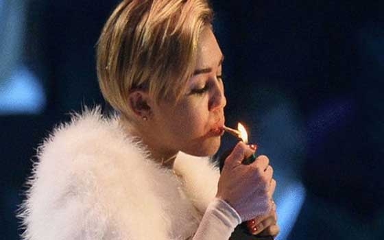 مصر اليوم - مايلي سايرس تستذكر كلبتها الراحلة بوشم