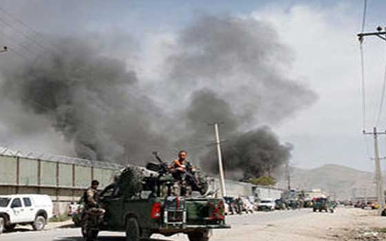 مصر اليوم - مقتل 3 مستشارين أجانب ومترجم أفغاني في تفجير قرب مطار كابول