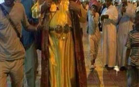 مصر اليوم - نشطاء يسخرون من معتمر برداء تاريخي: القبض على أمير داعش في مكة