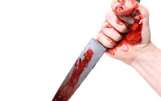   مصر اليوم - والدة تلميذ تطعن معلمته حتى الموت أمام الأطفال