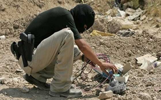   مصر اليوم - خبراء المفرقعات يبطلون مفعول قنبلة ويتعاملون مع أخرى في الهرم