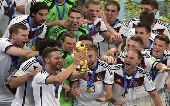   مصر اليوم - عودة المنتخب الألماني الفائز بكأس العالم لكرة القدم إلى برلين