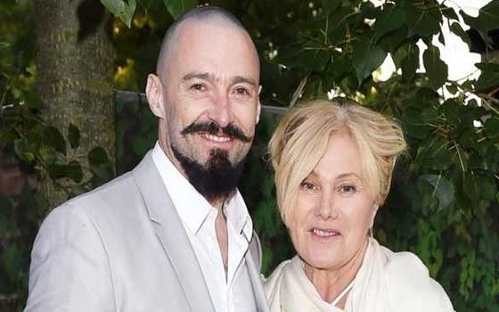 مصر اليوم - هيو جاكمان يحضر حفل برونو مارس برفقة زوجته