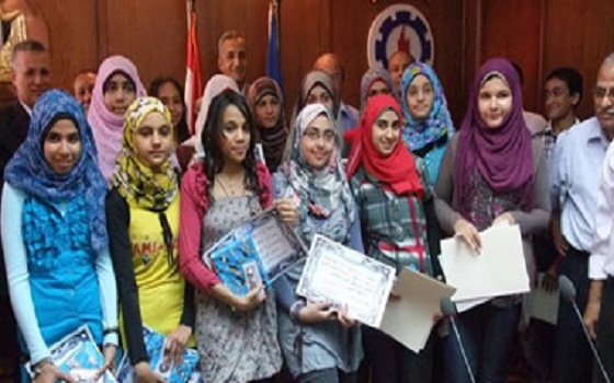   مصر اليوم - تكريم المتفوقين في الإبتدائية والإعدادية من قبل محافظ السويس