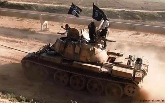   مصر اليوم - داعش إستخدم دبابات عراقية لطرد عشرات الآلاف من السوريين إلى خارج منازلهم