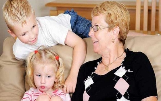   مصر اليوم - الأجداد في بريطانيا يضحون بوظائفهم من أجل الأحفاد