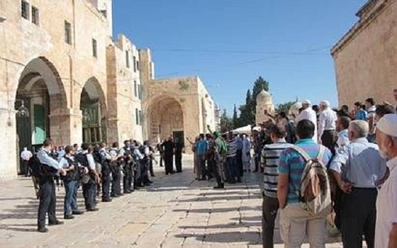   مصر اليوم - مئات المصلين يحبطون محاولة إقتحام المسجد الأقصى المبارك