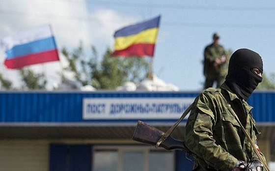   مصر اليوم - ملحقون عسكريون أجانب يتفقدون مدينة روسية تعرضت لقصف من أوكرانيا