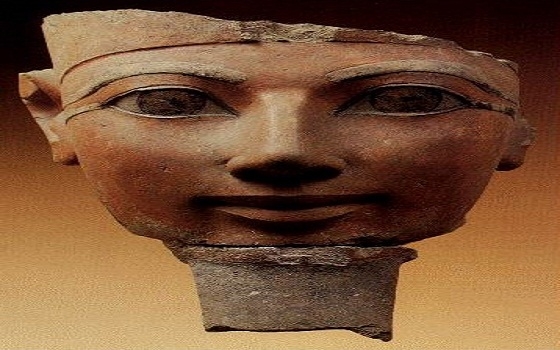   مصر اليوم - عرض أثار مصرية وكرسي جلس عليه جمال عبد الناصر  في متحف بنيجيريا