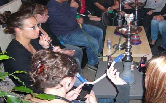   مصر اليوم - الجزائريات يقبلنّ على المقاهي البحريّة لقضاء السهرات الرمضانيّة رفقة الشيشة