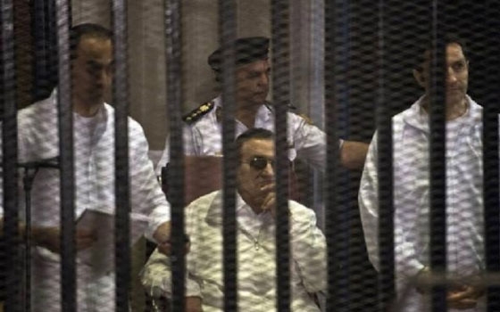   مصر اليوم - الغزالي يزور مبارك في السجن ويصف السياسة باللعبة القاسية