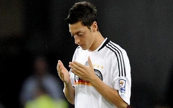   مصر اليوم - الألماني أوزيل يتبرع بمكافأة المونديال لأطفال غزة