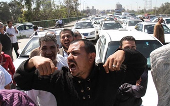 مصر اليوم - تظاهر العشرات من سائقي التاكسي في الغردقة للمطالبة برفع الأجرة