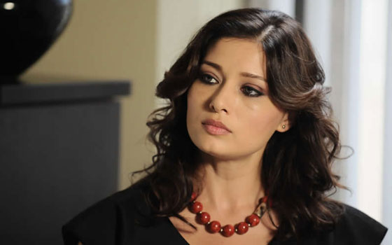   مصر اليوم - ياسمين التركية تتعرض لإصابة في قدمها أثناء تصوير أحدث أفلامها