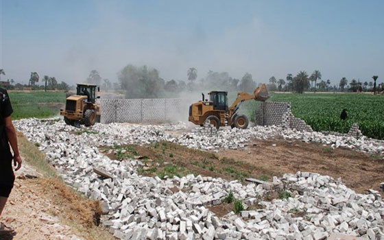   مصر اليوم - إزالة 20 حالة تعدي على الأراضي الزراعية في سوهاج