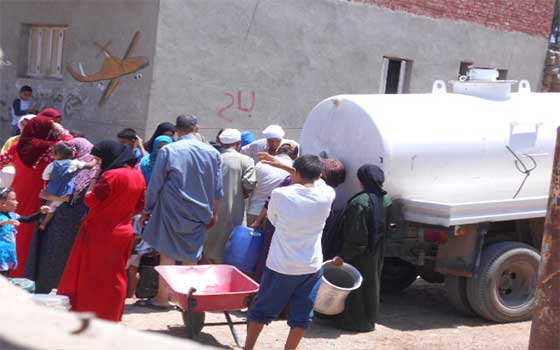   مصر اليوم - توزيع المياه على أهالي المناطق المتضررة من انقطاعها في الإسماعيليَّة