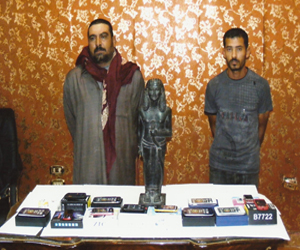   مصر اليوم - ضبط تمثال فرعوني يشتبه أن يكون أثريًا مع سائقيْن في الإسكندرية