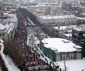 مصر اليوم - الآلاف يشاركون في مسيرة احتجاجية وسط موسكو