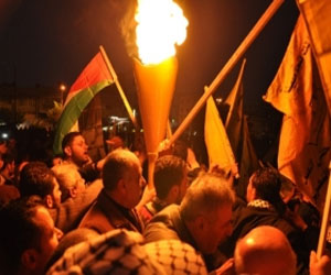 مصر اليوم - فتح توقد شعلة انطلاقتها الـ 48 من ساحة السرايا في غزة