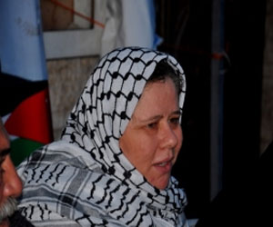   مصر اليوم - زوجة البرغوثي من خيمة التضامن في غزة :لا تتركوا الأسرى وحدهم