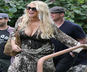 مصر اليوم - جيسيكا سيمبسون تظهر منحنيات جسدها في ثوب ساخن