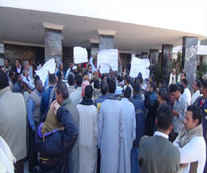   مصر اليوم - العاملون الموقتون في أسوان يقتحمون مبنى المحافظة