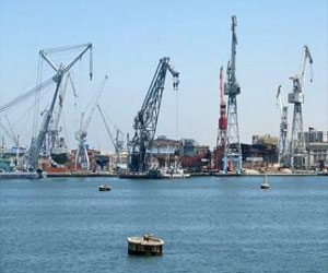 مصر اليوم - إغلاق موانئ السويس لسوء الأحوال الجوية