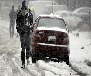   مصر اليوم - عاصفة ثلجية نادرة تشل الحركة بالأردن والقدس