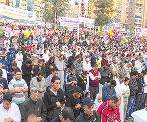   مصر اليوم - نشطاء يؤدون الصلاة في خلاء الإسكندرية احتجاجًا على خلط الدين بالسياسة