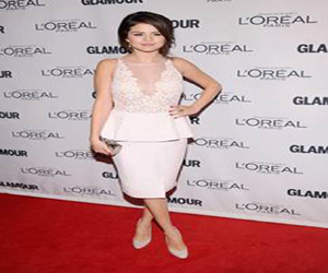   مصر اليوم - غوميز أنيقة بفستان من جيامباتيستا فالي