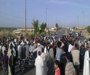 مصر اليوم - أهالي قرية في سمنود يقطعون طريق بسبب خطف صاحب محل عصير