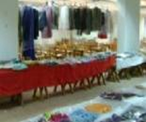 مصر اليوم - سوق خيرية للملابس بأسعار مخفضة في تربية حلوان