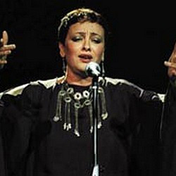   مصر اليوم - حورية عيشي تغني لفنانات التراث الجزائري في باريس
