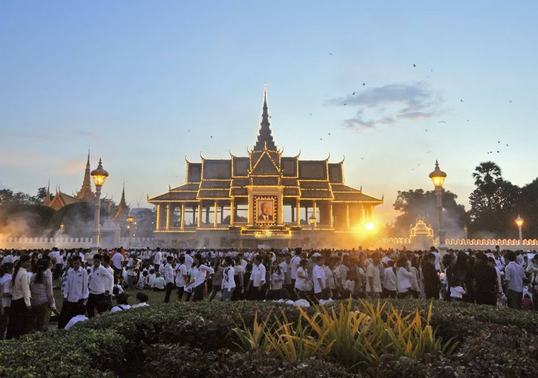   مصر اليوم - الكمبوديون ينعون ملكهم تحت الشمس المحرقة