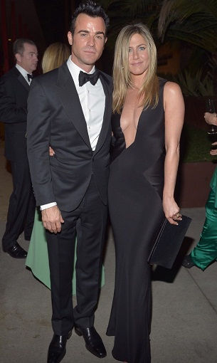   مصر اليوم - جينيفر أنيستون تزين نفسها بثوب مكشوف الصدر