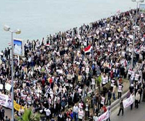 مصر اليوم - عدد من القوى السياسية في الإسكندرية تنظم مسيرة للتنديد بأحداث أسيوط وغزة