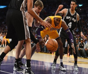 مصر اليوم - سبيرز يلحق الخسارة الثالثة بليكرز على ارضه في الدوري الاميركي للمحترفين