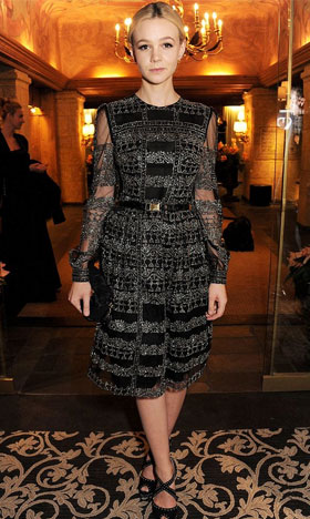   مصر اليوم - كاري موليغان تخطف الأضواء بثوب أسود فضي