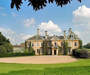   مصر اليوم - ليز هيرلي تبتاع قصرًا بحوالي 9 ملايين دولار