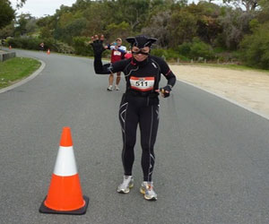 مصر اليوم - المرأة القُطة تشارك في سباق عدو السيدات بدبي