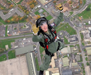   مصر اليوم - طيار في البحرية الإنكليزية يحتفل بـالقفزة الـ 1000 بالمظلات