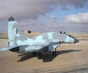 مصر اليوم - الجيش الجزائري يقصف بالطائرات مخابئ لعناصر القاعدة