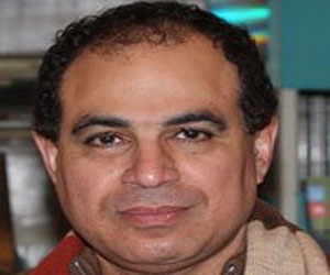   مصر اليوم - مجاهد يتفقد الجناح المصري بمعرض تونس الدولي للكتاب